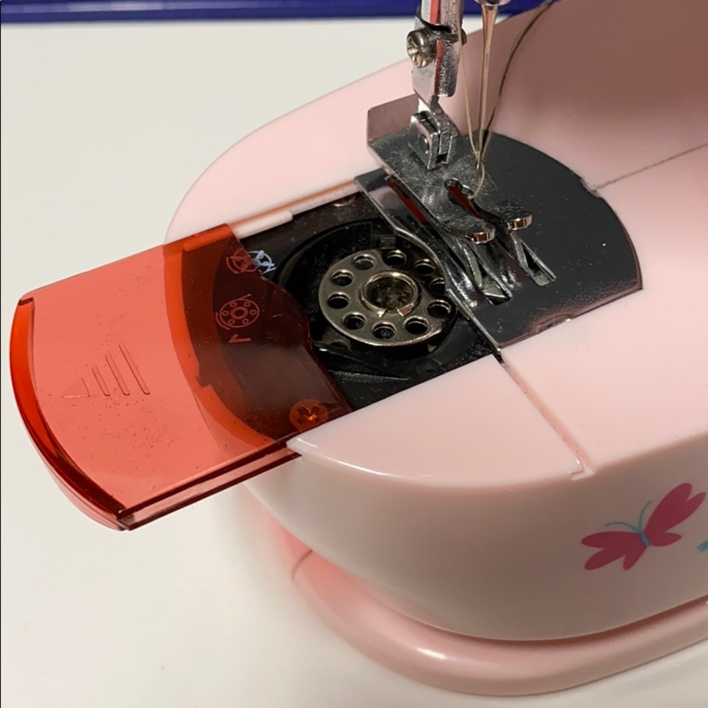 Barbie lightweight/Portable sewing machine - Picture 5 of 6